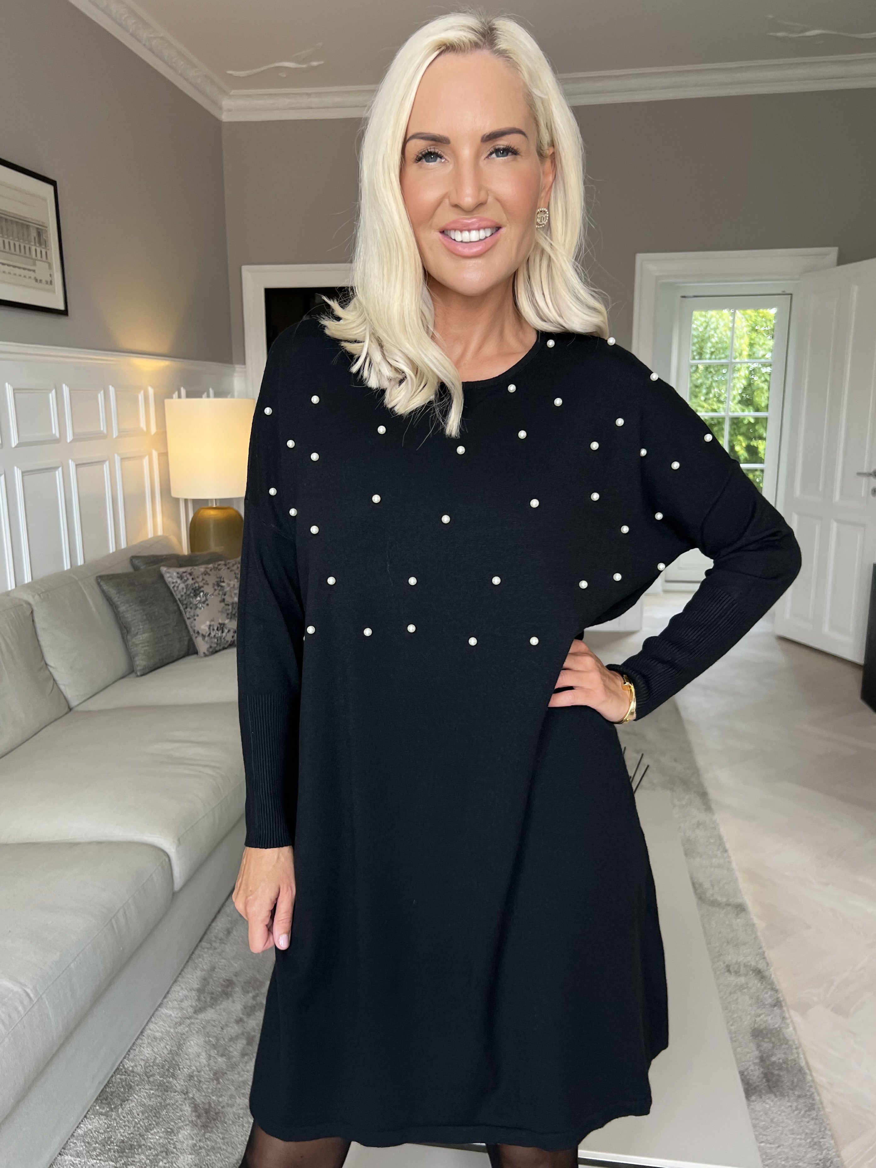 Stefania - Bekväm stickad klänning utsmyckad med pärlor